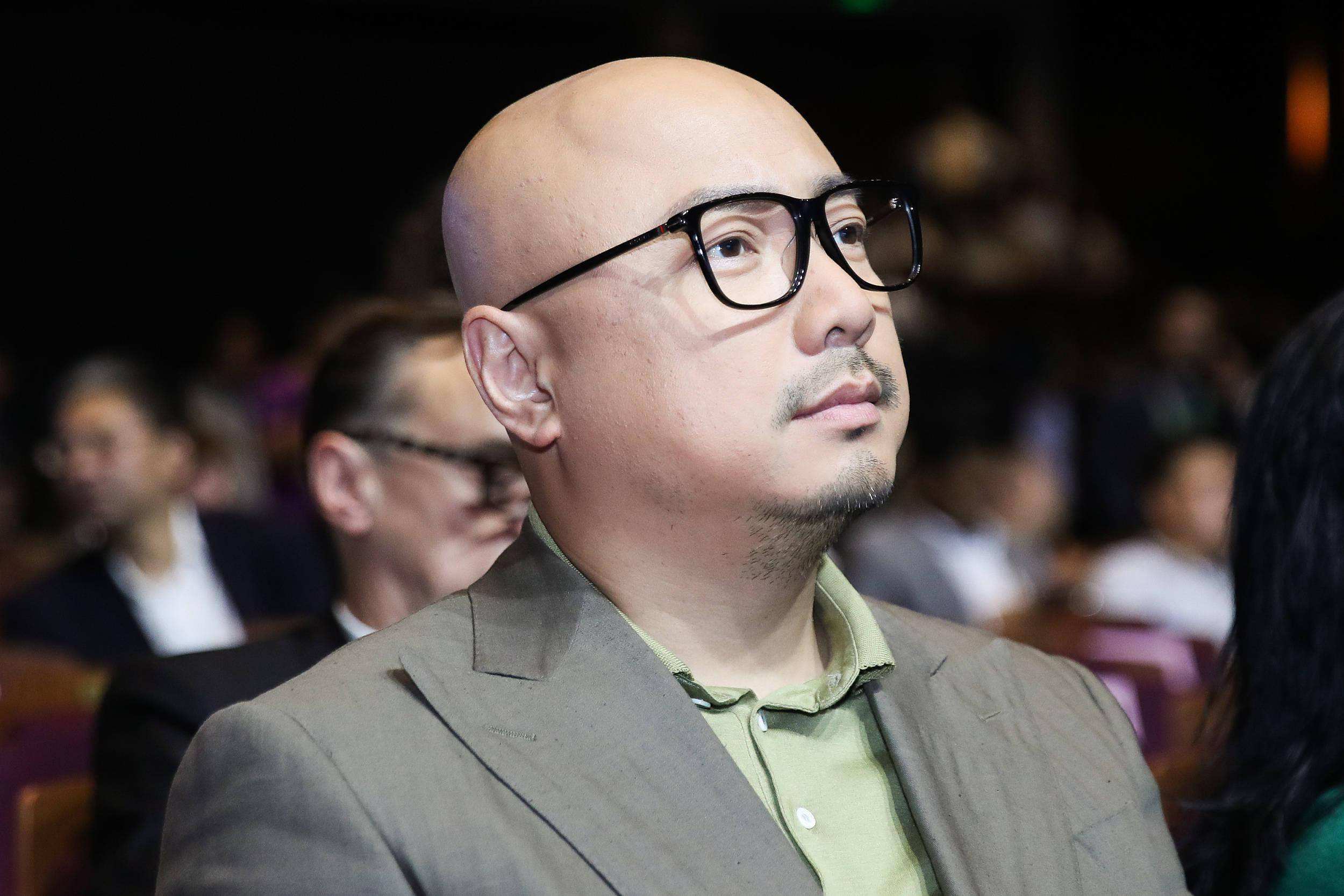 徐峥真潇洒,深夜与阿娇阿sa聚会喝酒,4000多一瓶茅台摆成一排_陶虹