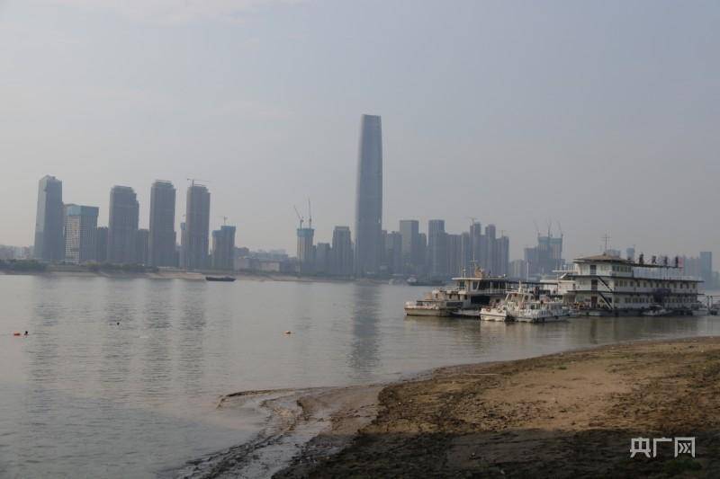 长江汉口站水位创历史同期最低，水下老建筑“重见天日”