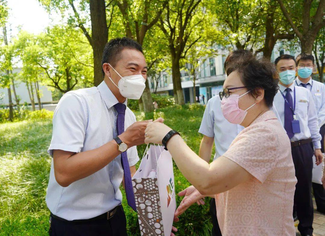 张丽虹副总裁,葛美华书记到华鑫置业项目开展安全生产"回头看"检查暨