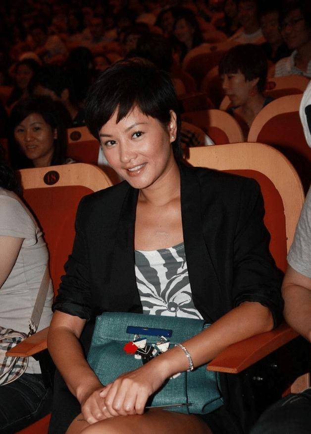 发型对气质影响大,短发瞿颖越看越帅,穿一身黑更有小鲜肉魅力_黑色