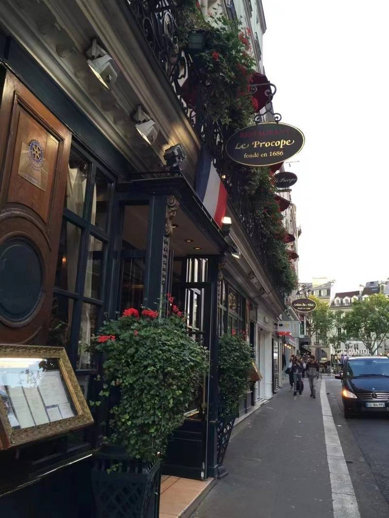 300多岁的全巴黎现存最古老咖啡馆，还押着拿破仑的军帽
