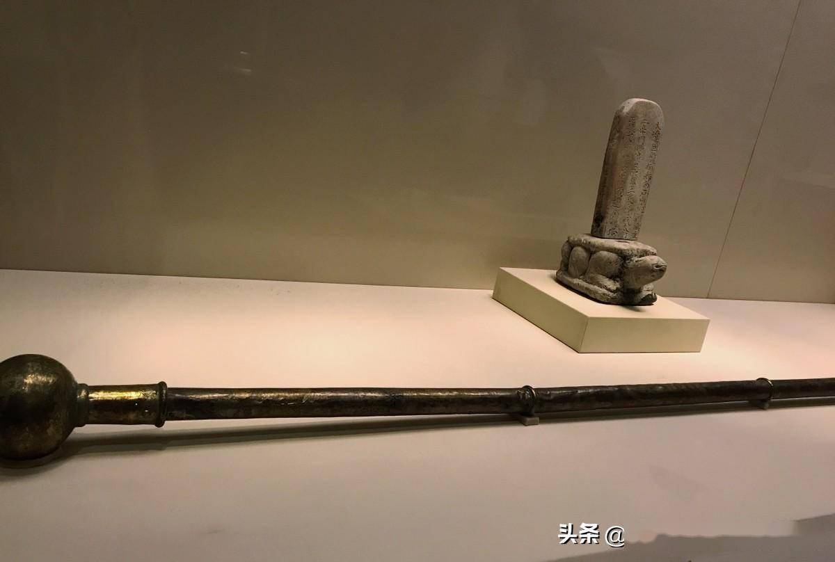 用铁或硬木制成,像长棍子,顶端瓜形.是兵器,后来演变成仪仗器物.