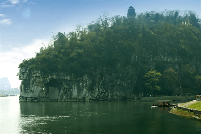广西这一美景地，原名漓山，景色优美，还是桂林山水的象征