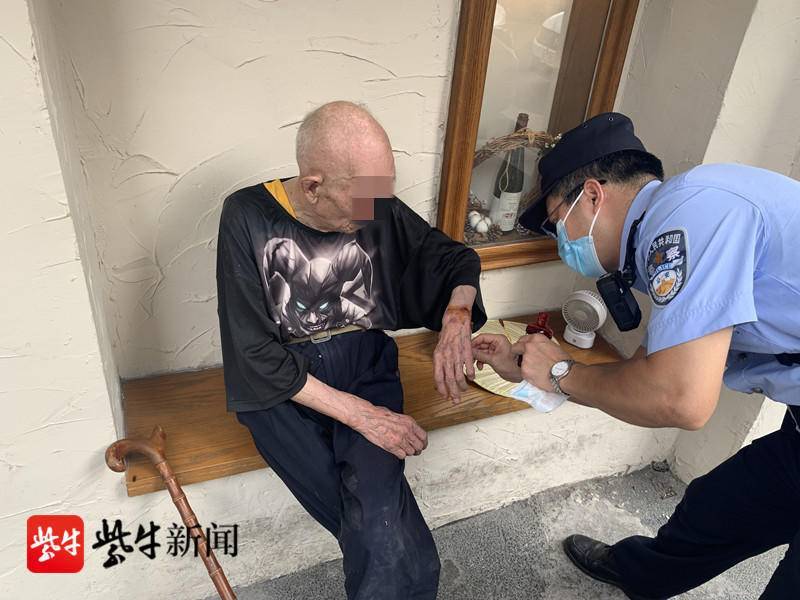 九旬老人走路两次摔倒，路人报警后民警及时救助 家属 警务 高龄