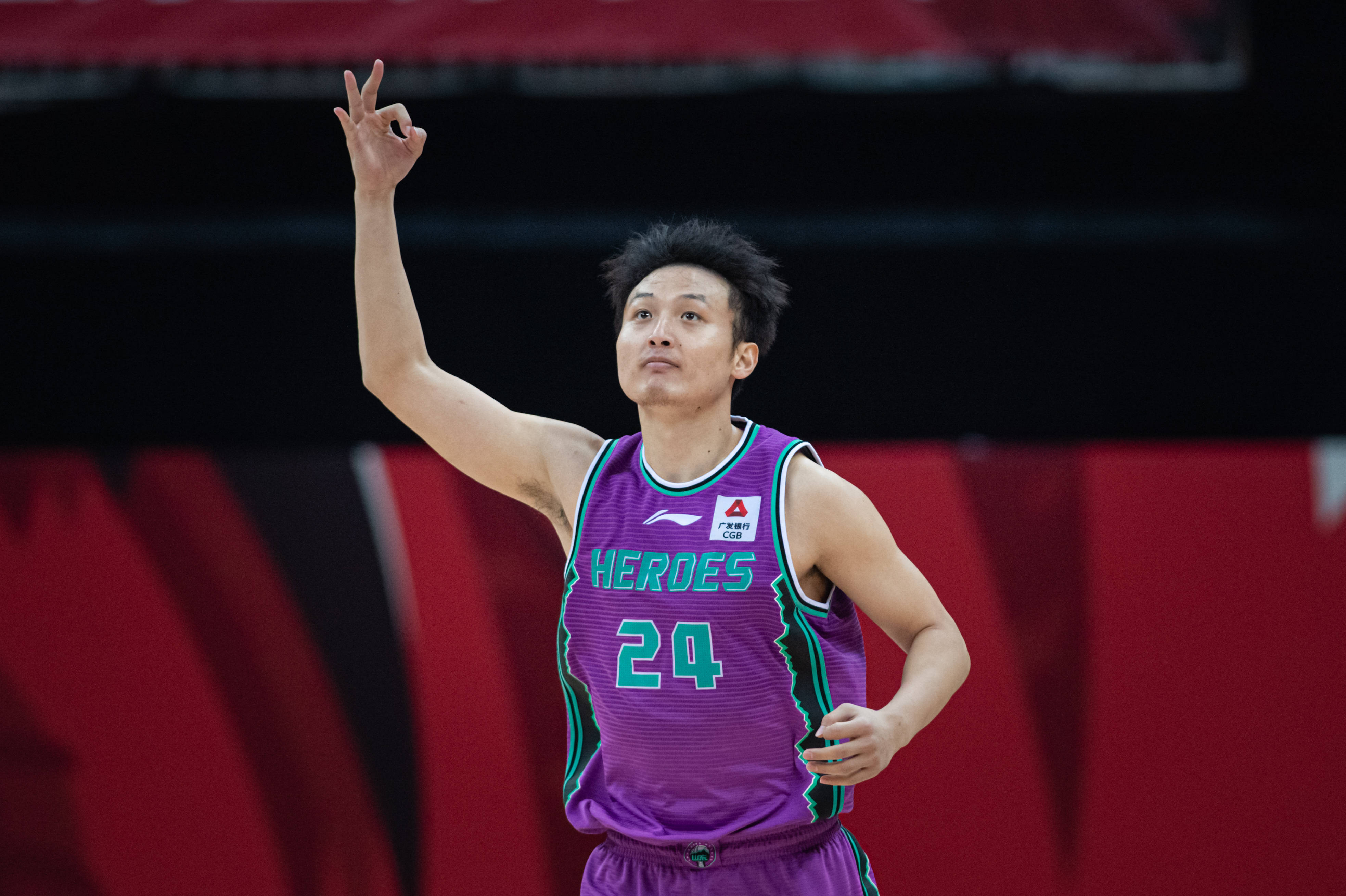 曝王汝恒合同被买断,山东男篮做法引争议,巩晓彬爱徒或无球可打_山东