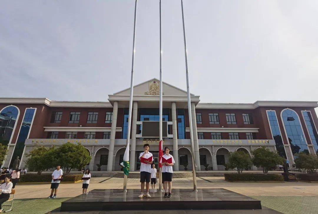 军训场上洒汗水,青春亮剑展风貌