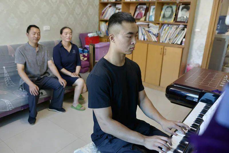 大方:大二警校生3秒生死时速抢救生命_宋兴_宋毅_小男孩