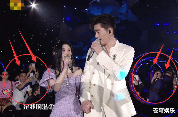 张翰鞠婧祎合唱时牵手,瞧见他们身后观众的状态,像极了我本人!