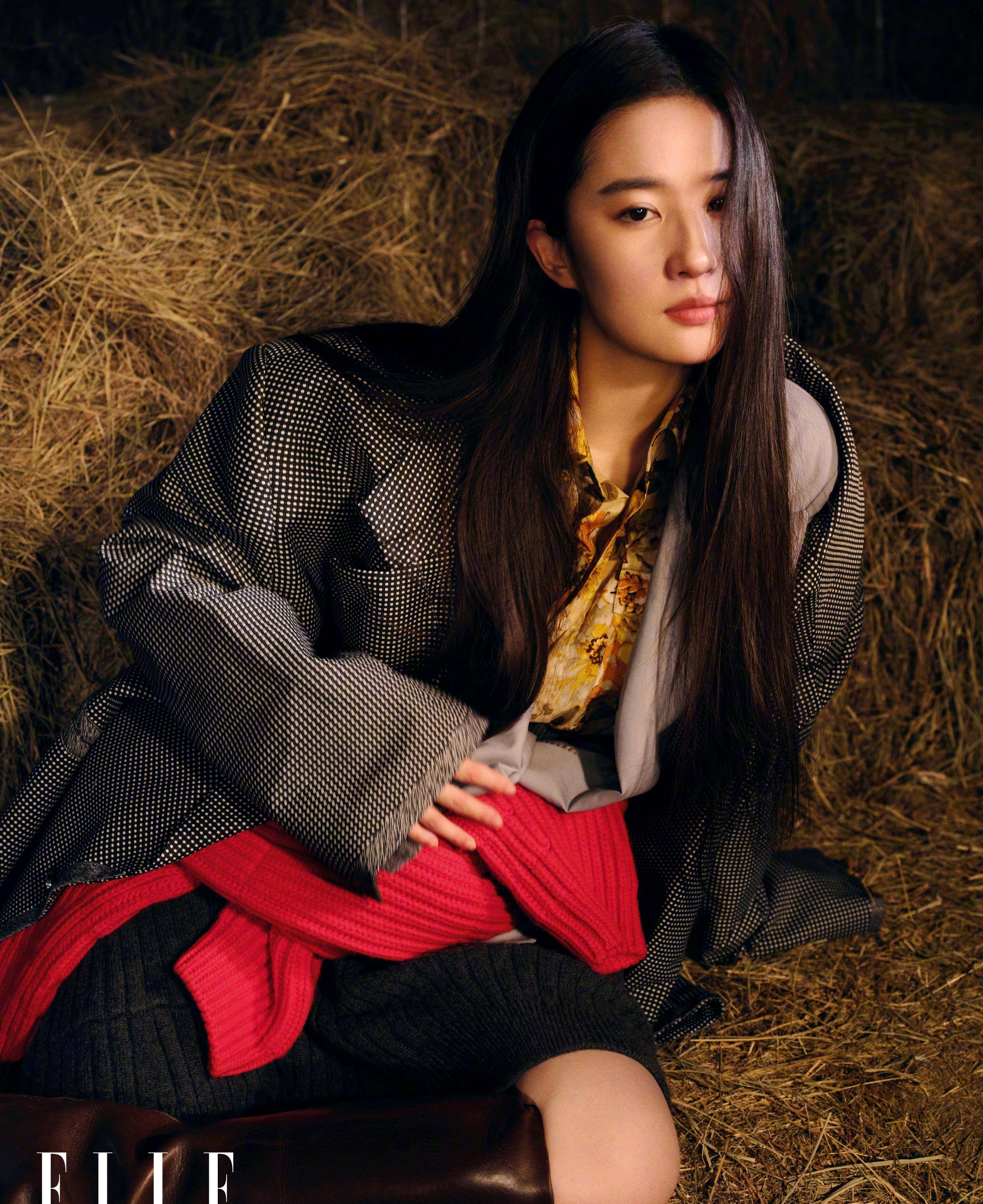 刘亦菲封面这件金色连衣裙,维密超模米兰达·可儿登澳版《vogue》也