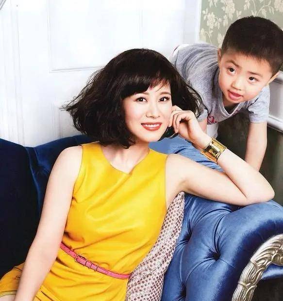 与妈妈亲密依偎幸福十足,母女长相引热议_儿子_女儿_基因