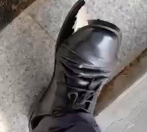 热得太离谱!男子高温天出门办事,皮鞋鞋底被烫化黏在地上……_高温天男子皮鞋底被烫化_天气_消息