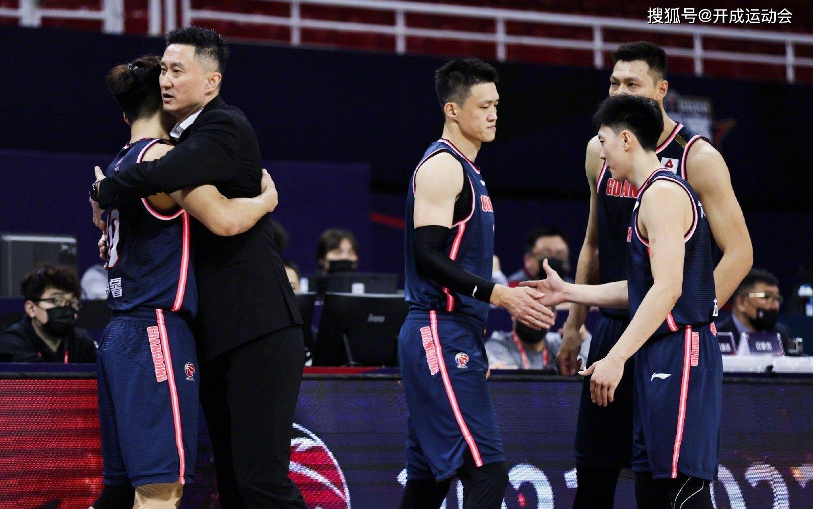 和妙龄美女挽手拍照,其乐融融,球迷:钢铁直男_广东_上海_山西