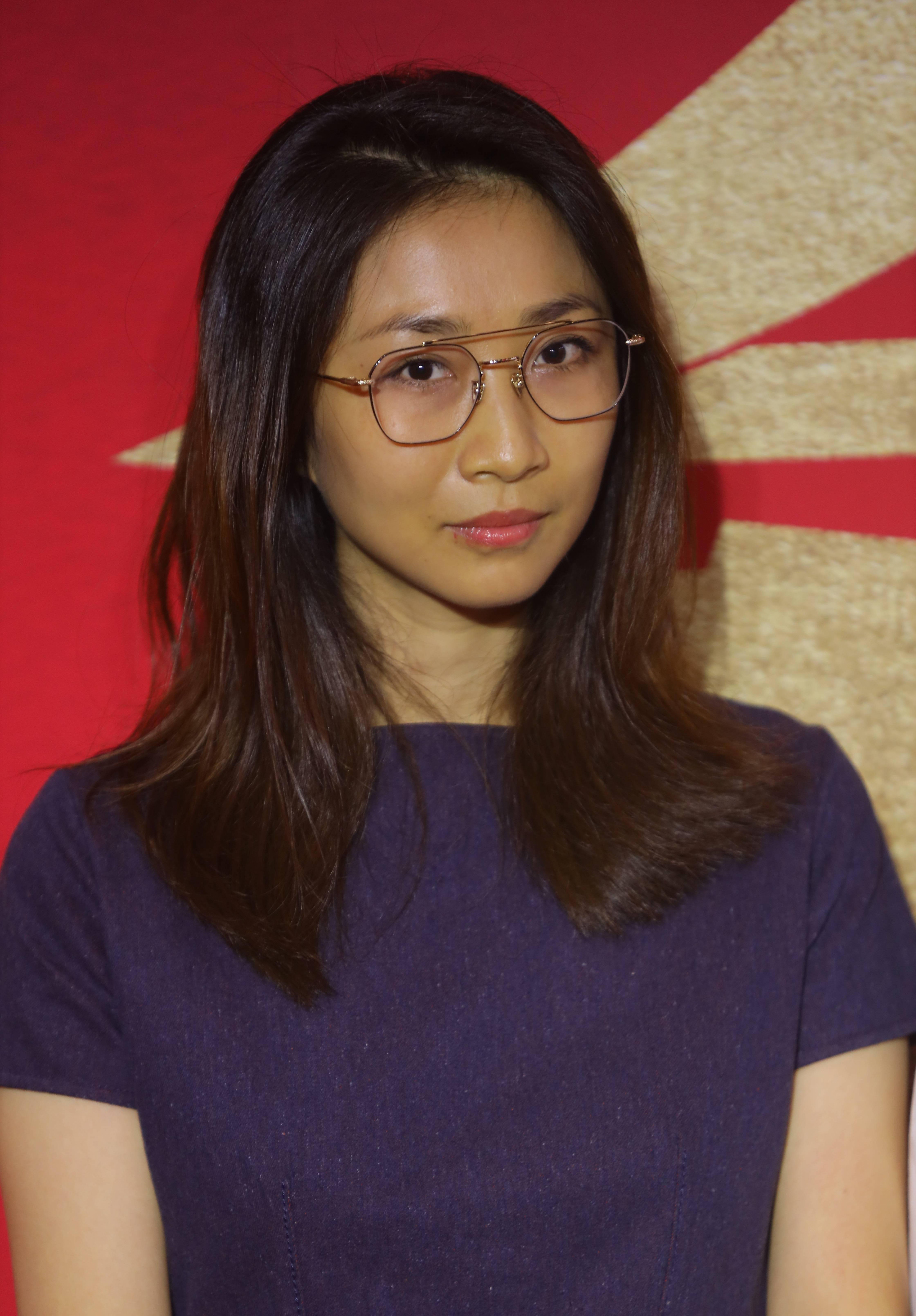 与孙红雷的潮流打扮相比,妻子王骏迪就要低调得多,她身着深蓝色连衣裙