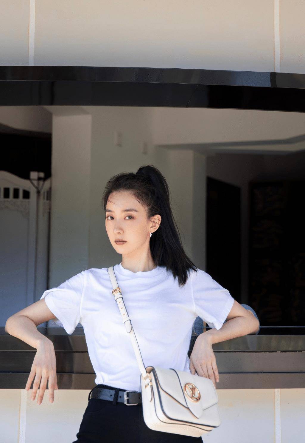 佩服朱颜曼滋,穿黑色紧身裤配短靴秀"竹竿腿",大步流星超霸气_文艺