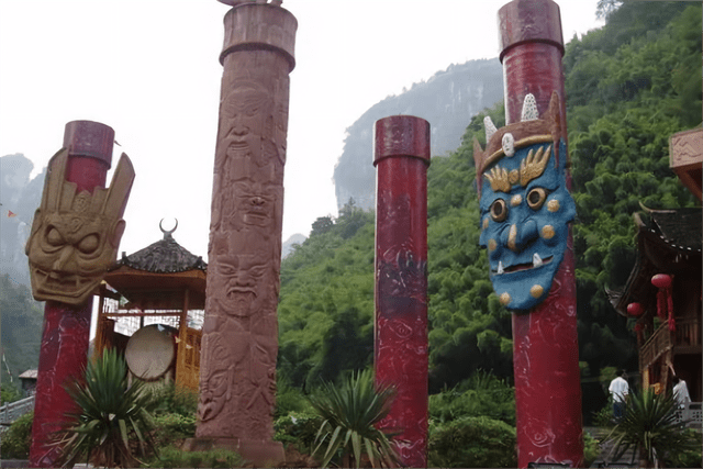 藏在湖南的苗寨，占地580平方公里，景色优美，苗族风情浓厚！
