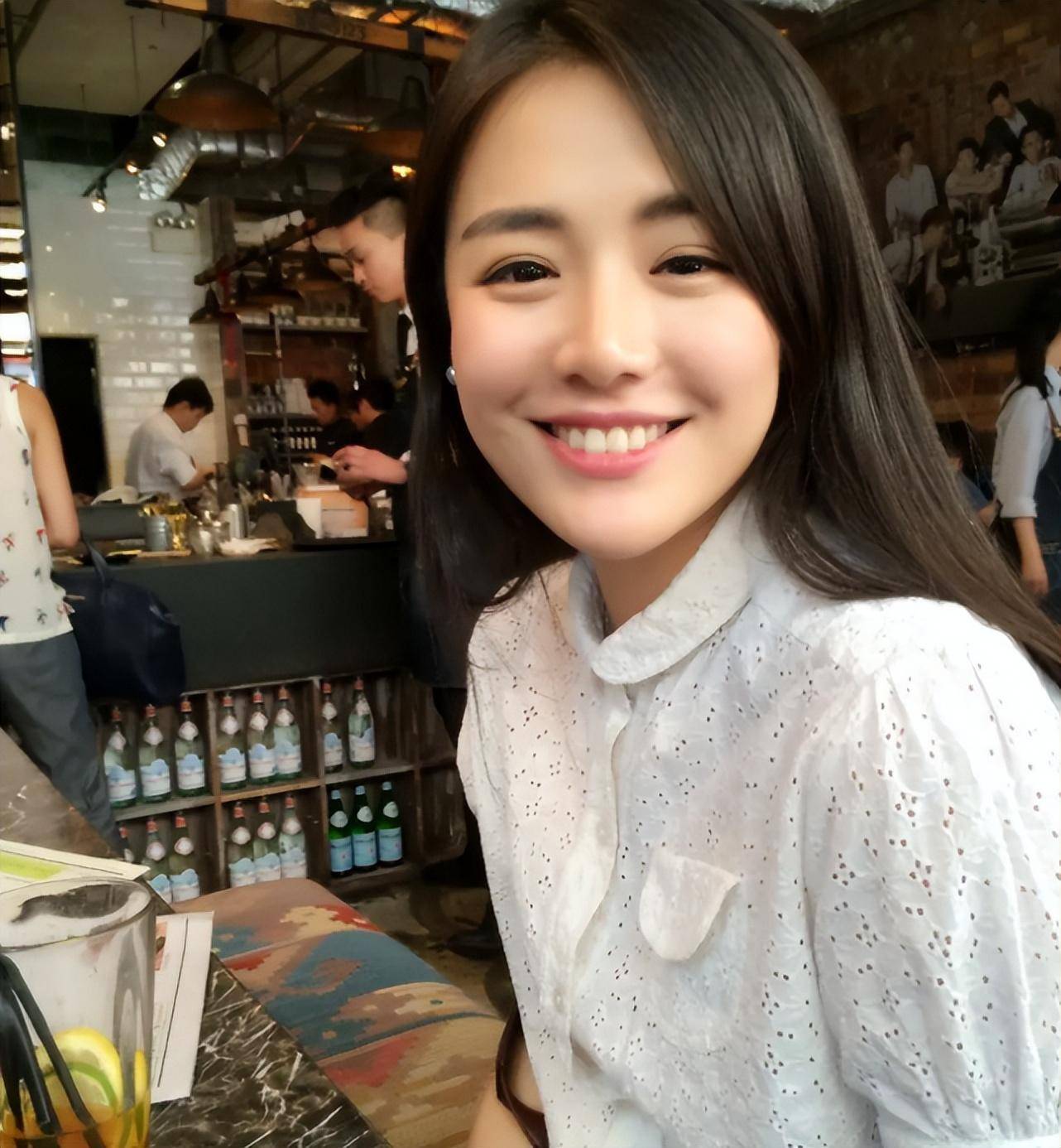 网曝马思纯张曼乐与友人聚餐,全程陪笑并买单,还服侍男方穿衣服_吴倩