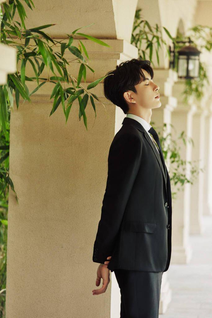 于朦胧黑色西装造型写真释出 身材高大挺拔尽显阳光正气