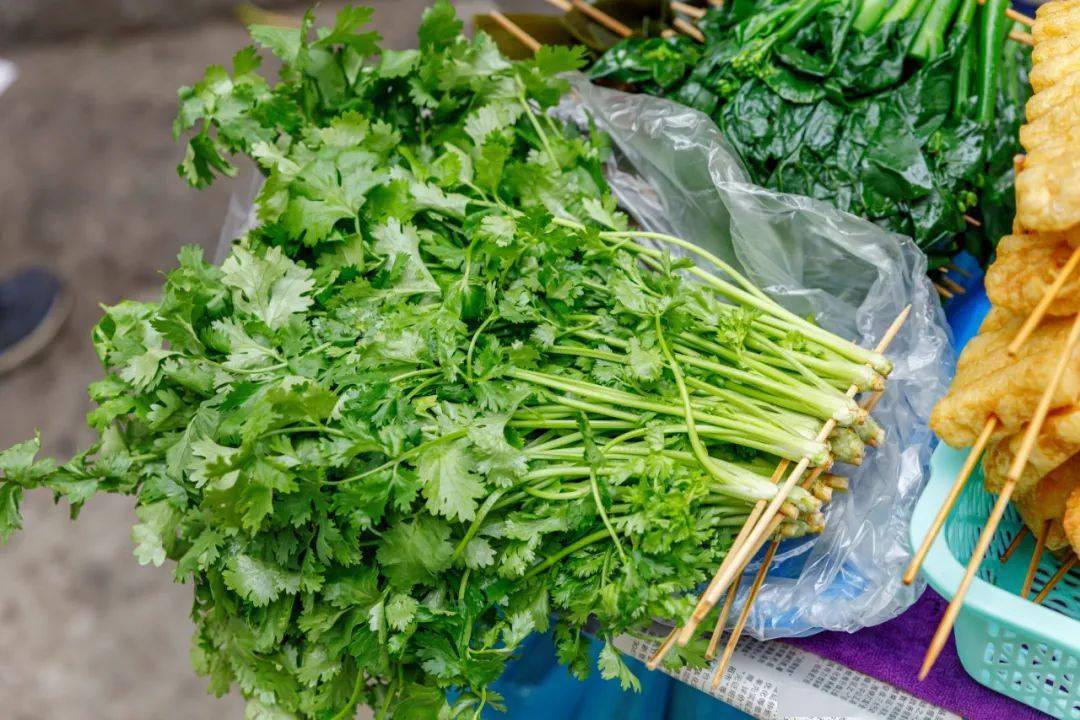 就一个推车牛杂摊,次次来吃,都要排队…_yoyo_香菜_chock