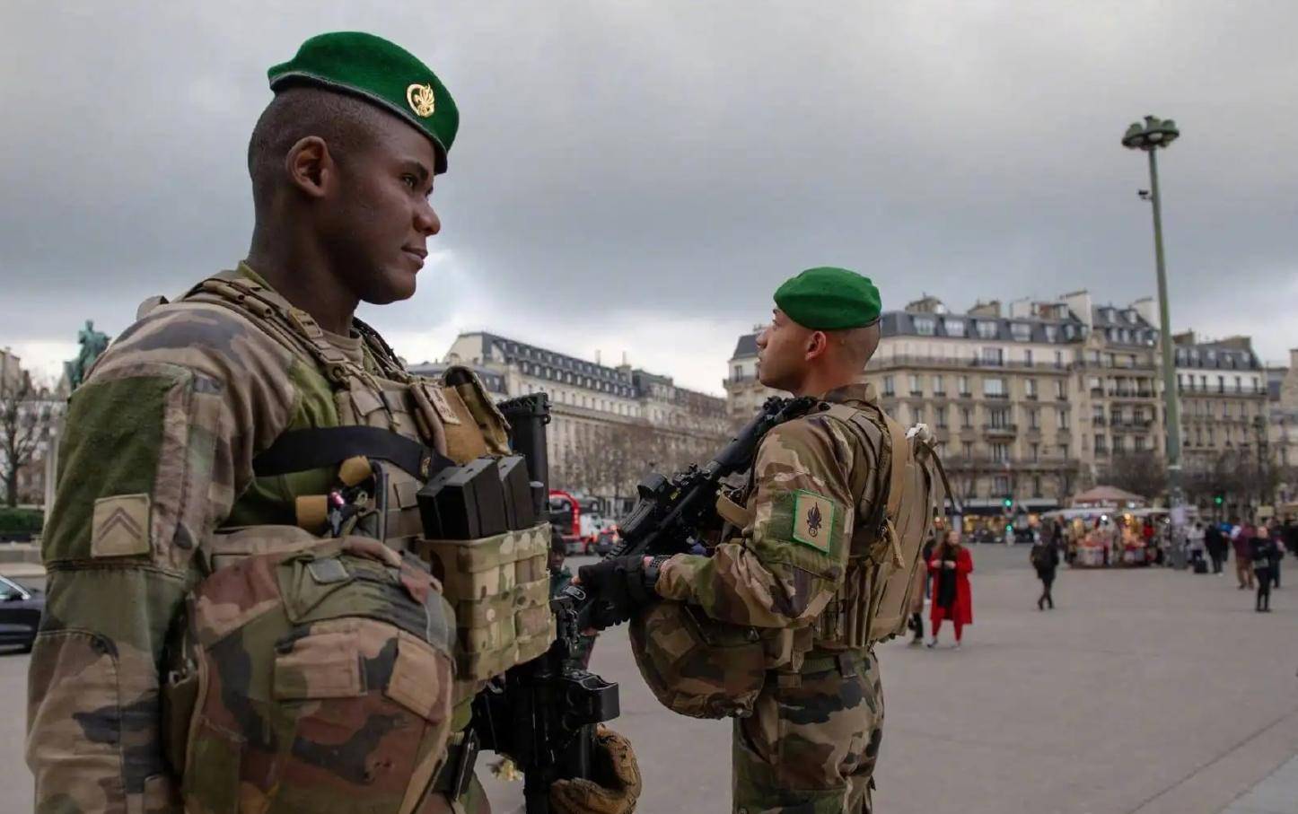 里有不少黑人士兵,这些人本质上其实就是法国政府"官方雇佣"的雇佣兵