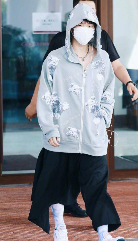 周震南穿搭太个性了!