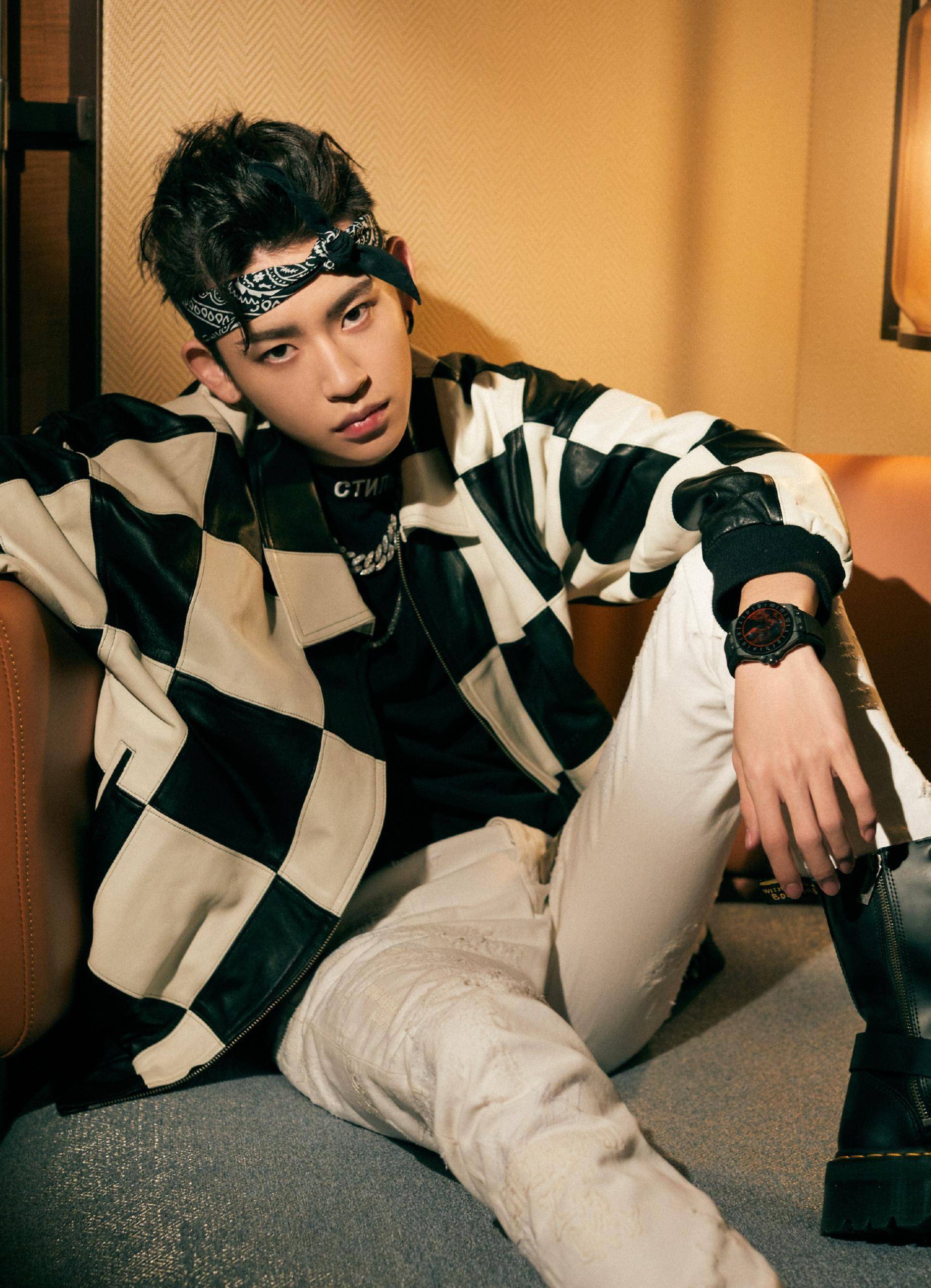 蔡徐坤王琳凯穿时尚夏日衬衫,一个青春阳光,一个帅气有型_白色_黑色