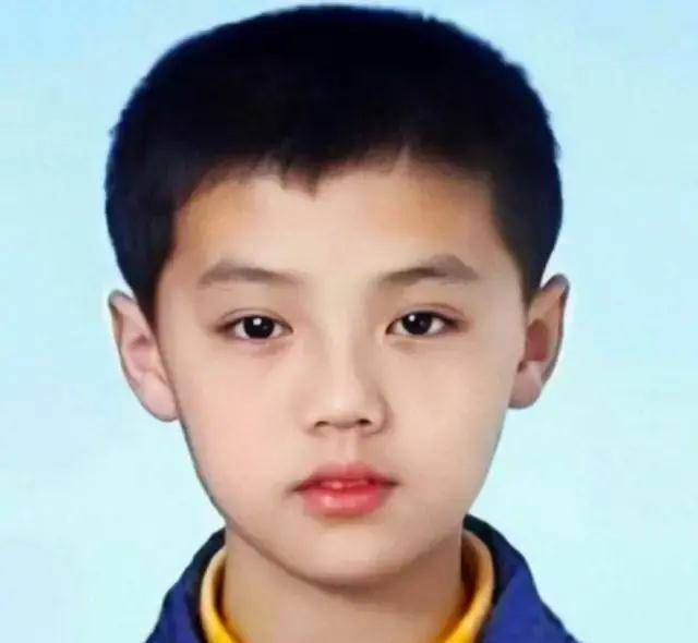 尤其是这张齐刘海娃娃头,太惊艳了!这就是天生吃演员这碗饭的人,颜值