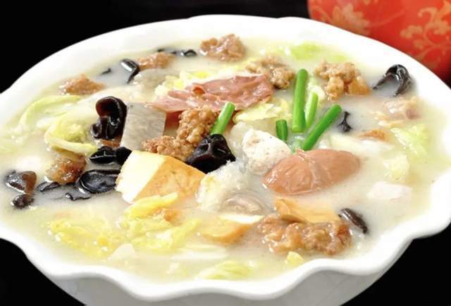 上烩菜上烩菜,用料十分丰富,有时令蔬菜,豆腐,皮渣,木耳,鹌鹑蛋,鱿鱼