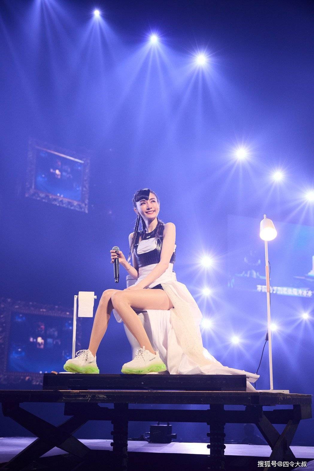 47岁谢金燕穿着火红亮片紧身服,搭配披风,秀107公分大长腿_歌迷_演唱