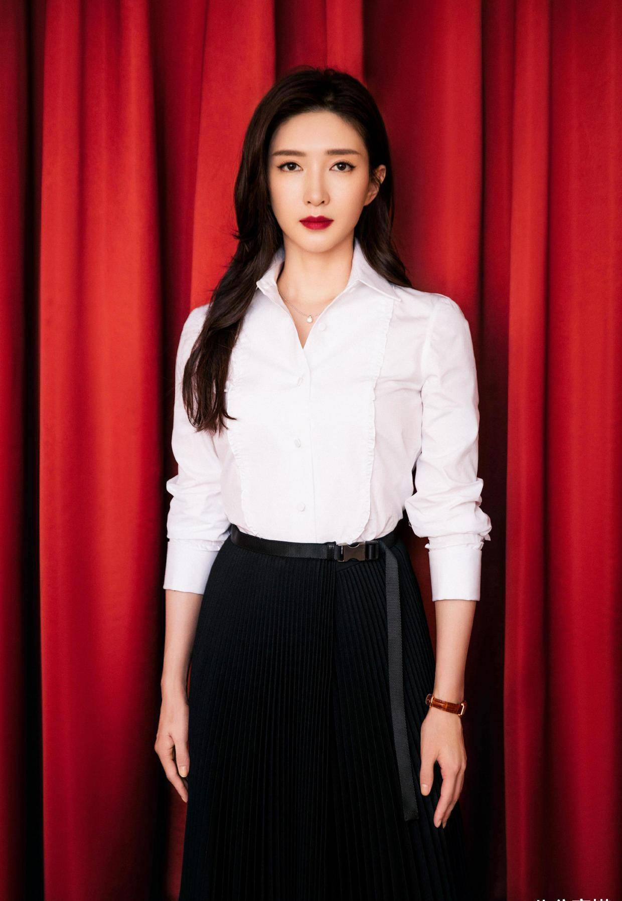 江疏影又"火"了,穿白色抹身材裙华丽高级,秀出"牛奶肌"好养眼_的设计