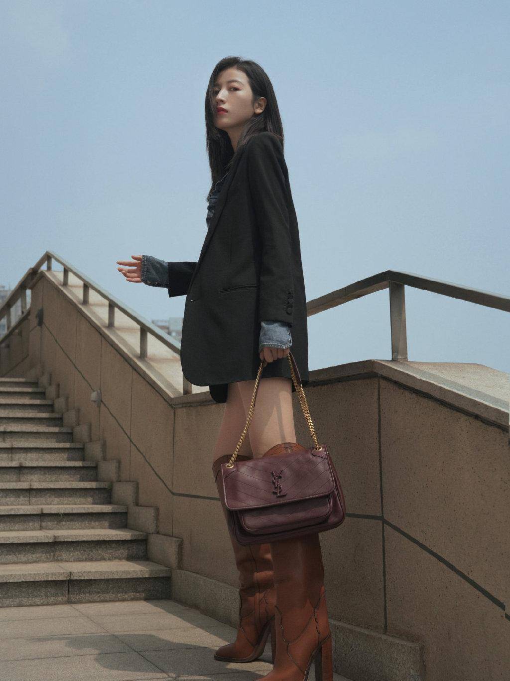 周雨彤这是什么神仙气场,穿荧光黄外套配金色大耳环,亮眼又霸气