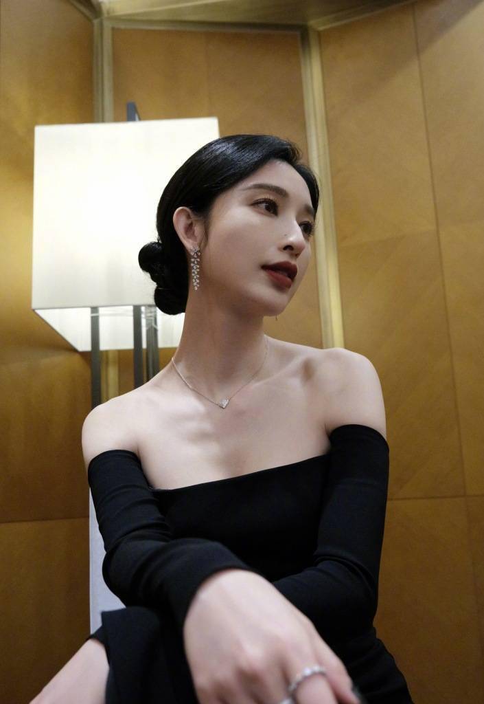 张俪受邀出席《新血盛典》 穿黑色一字肩礼服港风十足_写真_北京_张俪