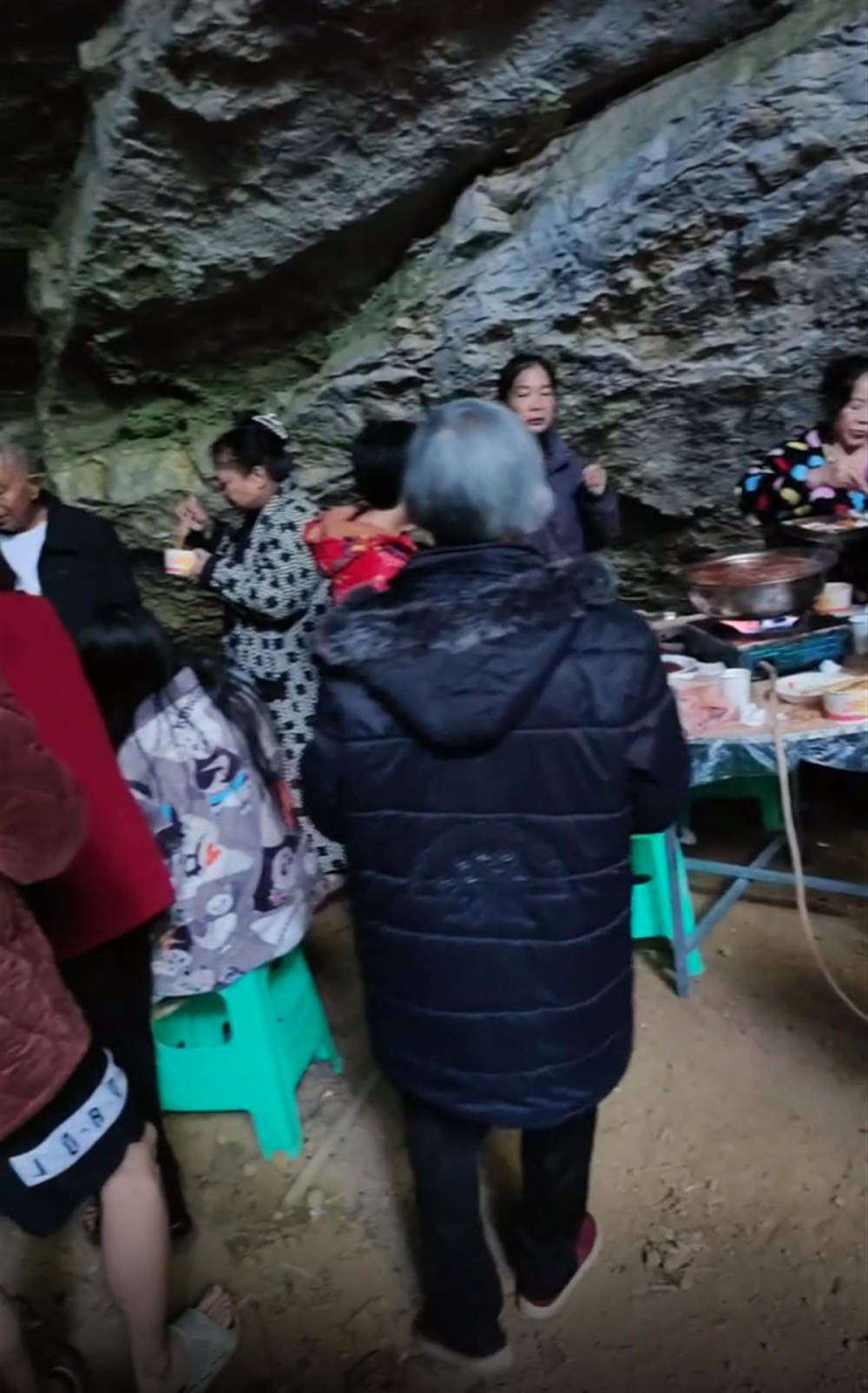 巴南村民山洞里穿棉袄吃火锅，丰盛古镇：有安全隐患，已封洞