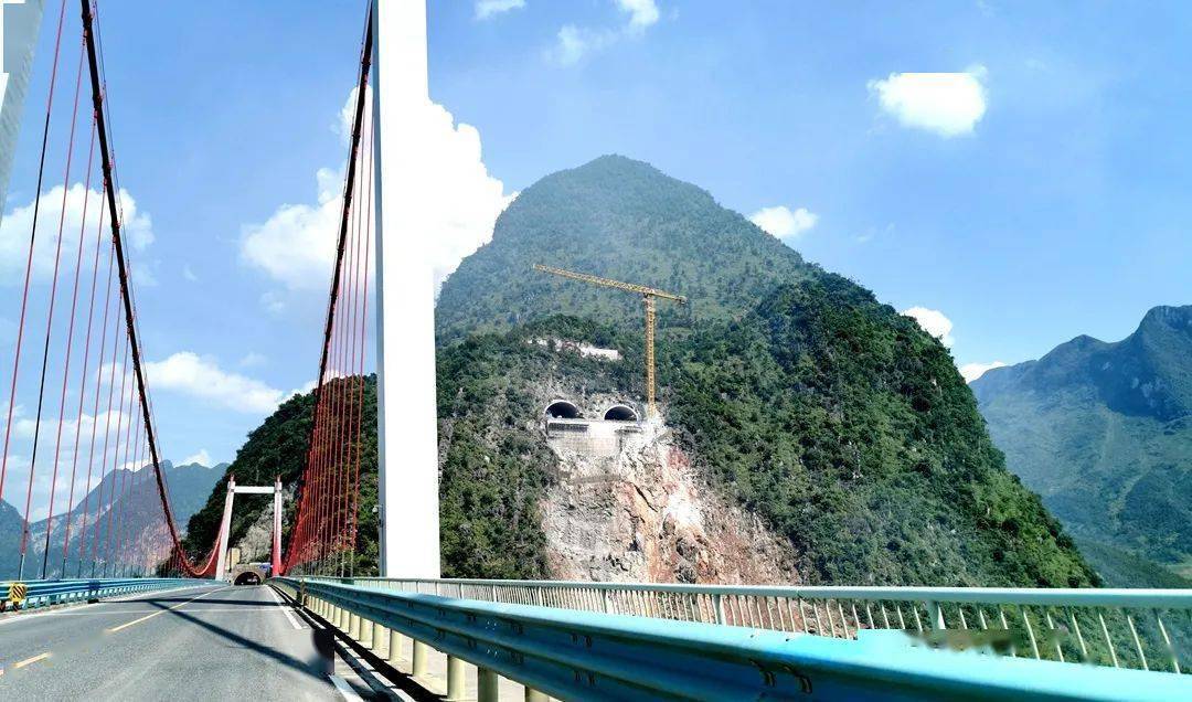 如今,集新桥型,新工艺,新技术于一身的纳晴高速公路乌蒙山特大桥建设