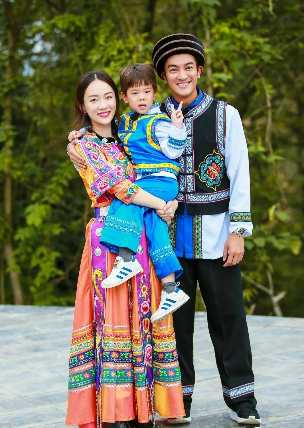 "辣妈"郝蕾母爱满满,穿v领衫拍亲子照,双胞胎儿子呆萌可爱_妈妈_父母