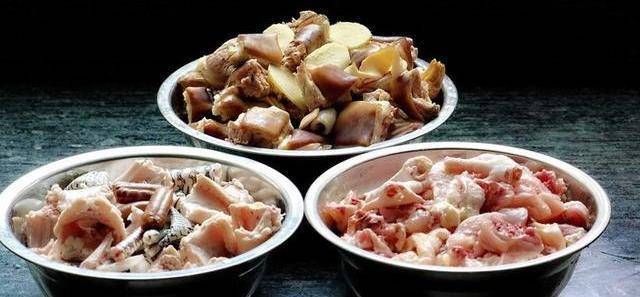 以蛇为"龙",以猫为"虎",以鸡为"凤",经过精心烹制,称为"龙虎凤大烩"