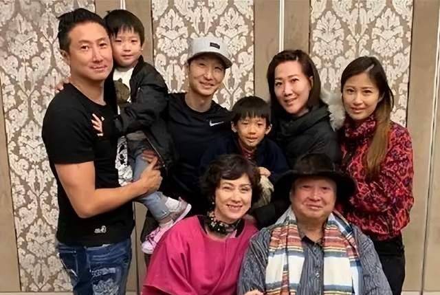 洪金宝抱孙子被拍,满面红光双下巴突出,脖子上大金链抢镜_洪天明_孩子