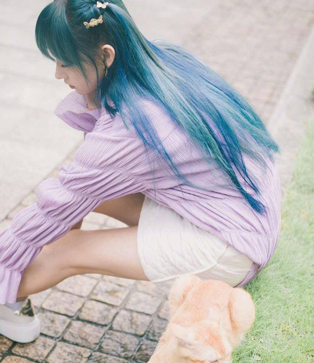 "二次元少女"程潇,孔雀蓝发色"打破次元壁",还有经典齐刘海_百褶_造型