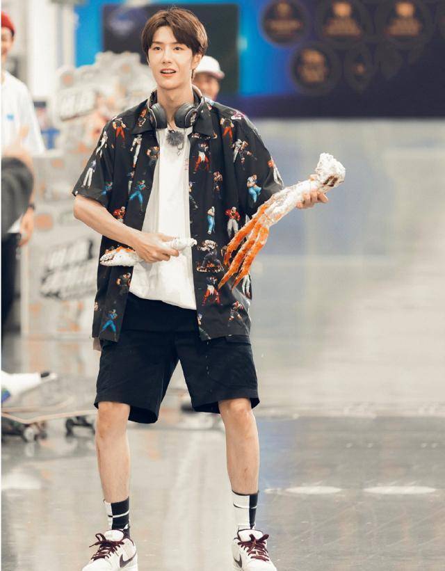 夏天穿衣想清凉又想时尚,看王一博的"酷盖穿搭",帅气一夏_衬衫_运动