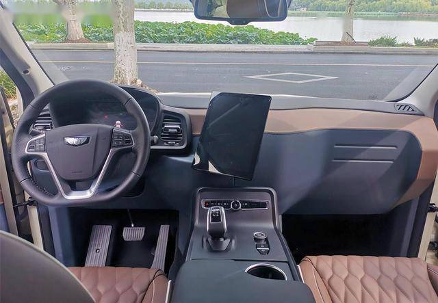 新款吉利英伦亮相!对开门 旋转屏幕 独立座椅,配1.