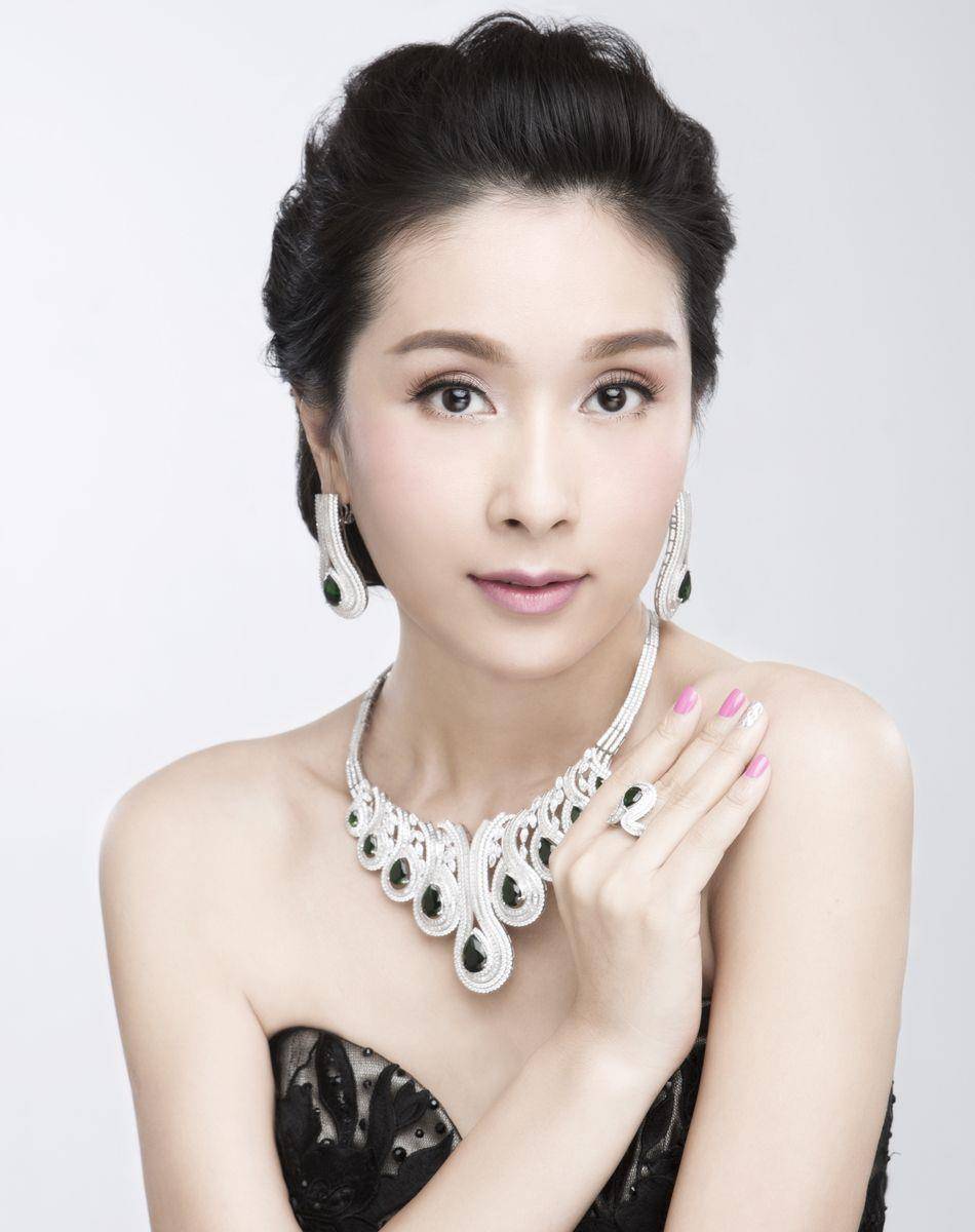 就在杨公茹发呆的时候,毛玉萍又开始撕扯她的衣服,拳打脚踢,一副绝对