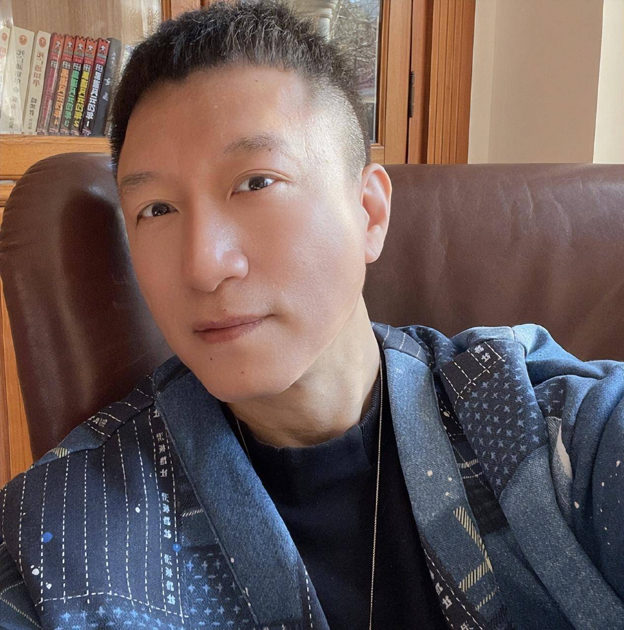 孙红雷与小15岁老婆王骏迪罕同框,夫妻俩默契比心,好有夫妻相_妻子_孙