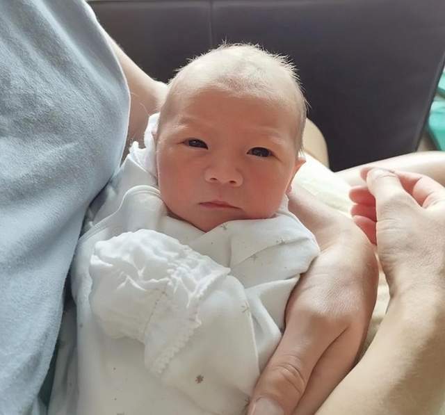 恭喜！香港知名男星黄长发妻子产下混血男婴,宝宝蓝眼睛黄头发颜值高