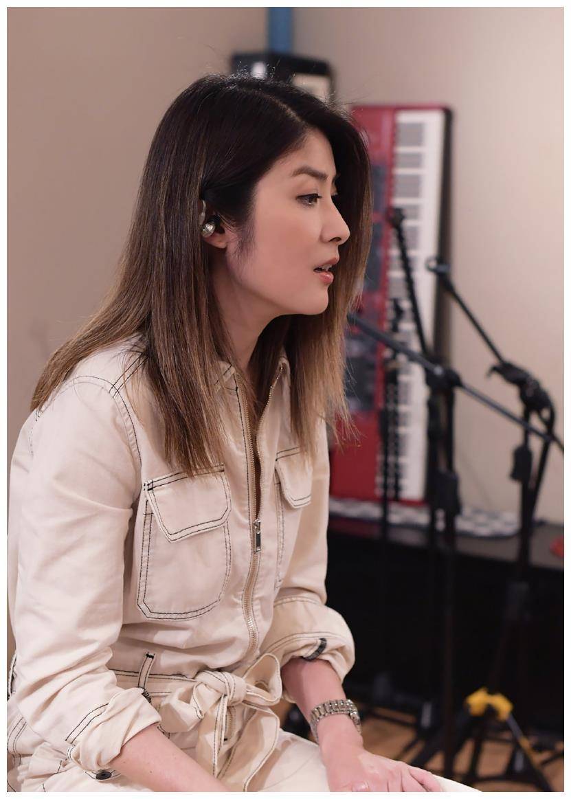 46岁陈慧琳穿连体工装衣服真减龄,意外穿出高级感,年轻20岁不止