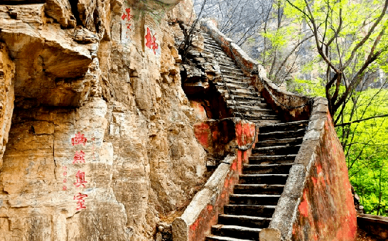 可以去周口店遺址瞭解遠古人類生活,坡峰嶺景區打卡京城紅葉新地標