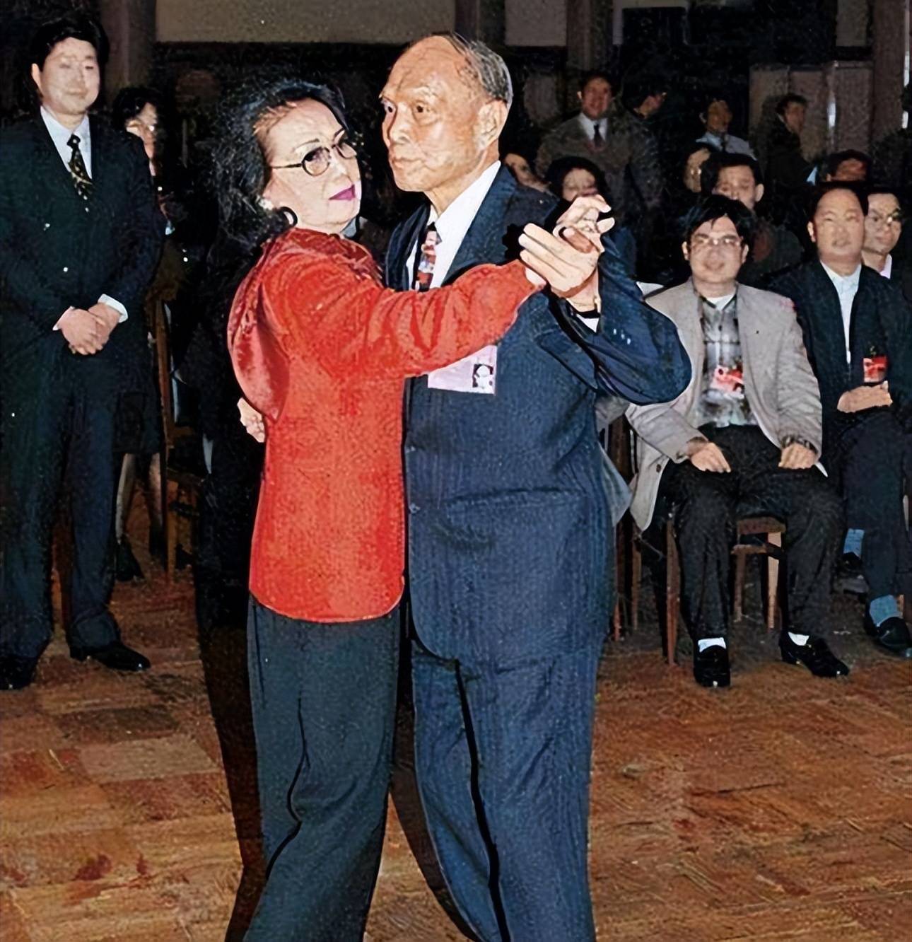 林淑端:为霍英东生4个儿子,却不争家产,如今儿子都靠打工为生_太太