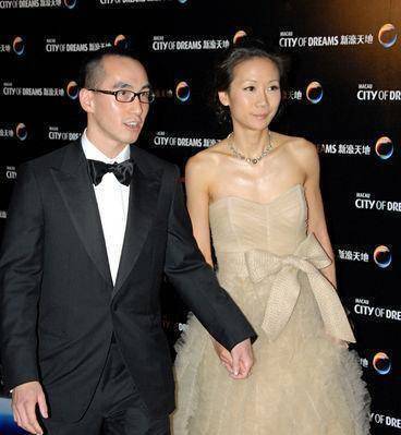 穿一字领连衣裙超温婉,何猷龙眼神宠溺_罗秀茵_女儿_西装