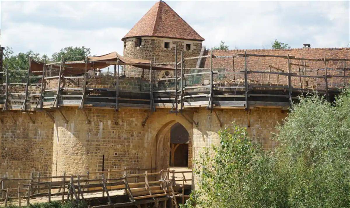 建设中的盖德隆城堡(图片来源:卫报)盖德隆城堡项目现场经理弗洛里安