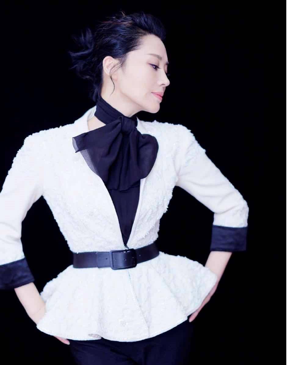 51岁许晴气质开挂,黑色t恤搭配半身裙低调奢华有内涵,高级时髦