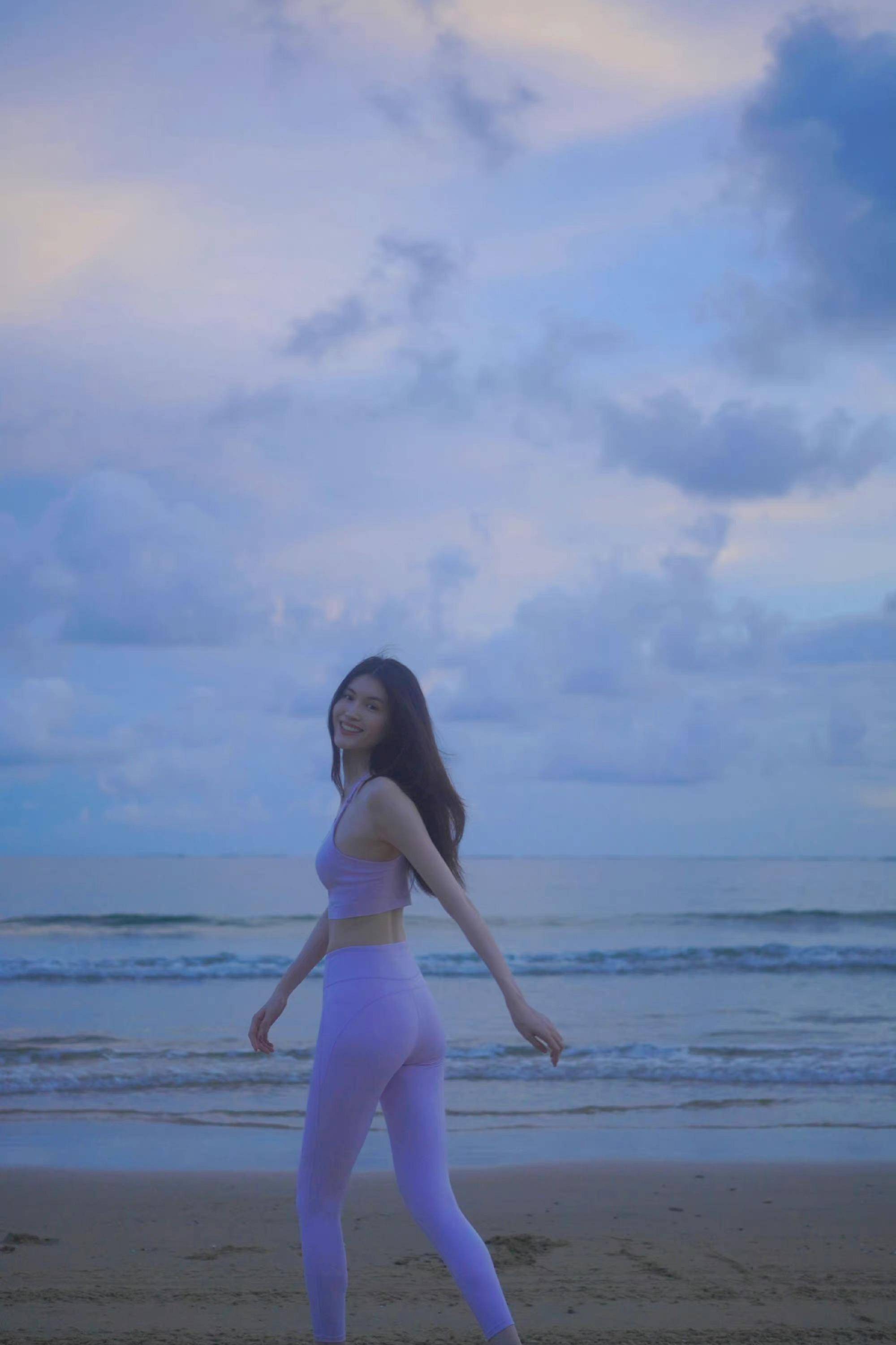 维密超模何穗被晒健身写真,从晨光熹微到夕阳西下,都见健美身材_运动