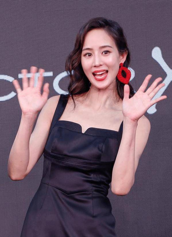 37岁张钧甯晒出芭蕾舞照,看清她的身材:原来明星的年龄真的只是数字